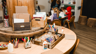Children creating art in Dolce Early Learning Center’s Reggio Emilia-inspired atelier classroom.